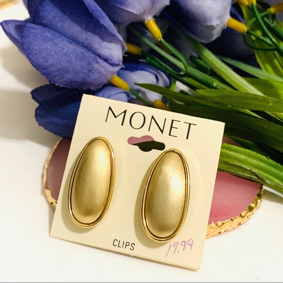 🌹Vintage Monet gold oval shape clip on earring - Picture 13 of 15